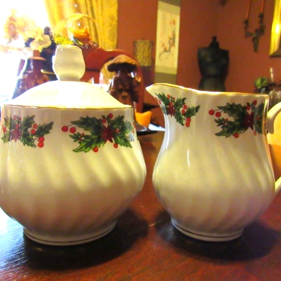 🎄 Vintage Christmas Holly Berries 24K Gold Trim Sugar & Creamer Set - Picture 2 of 16